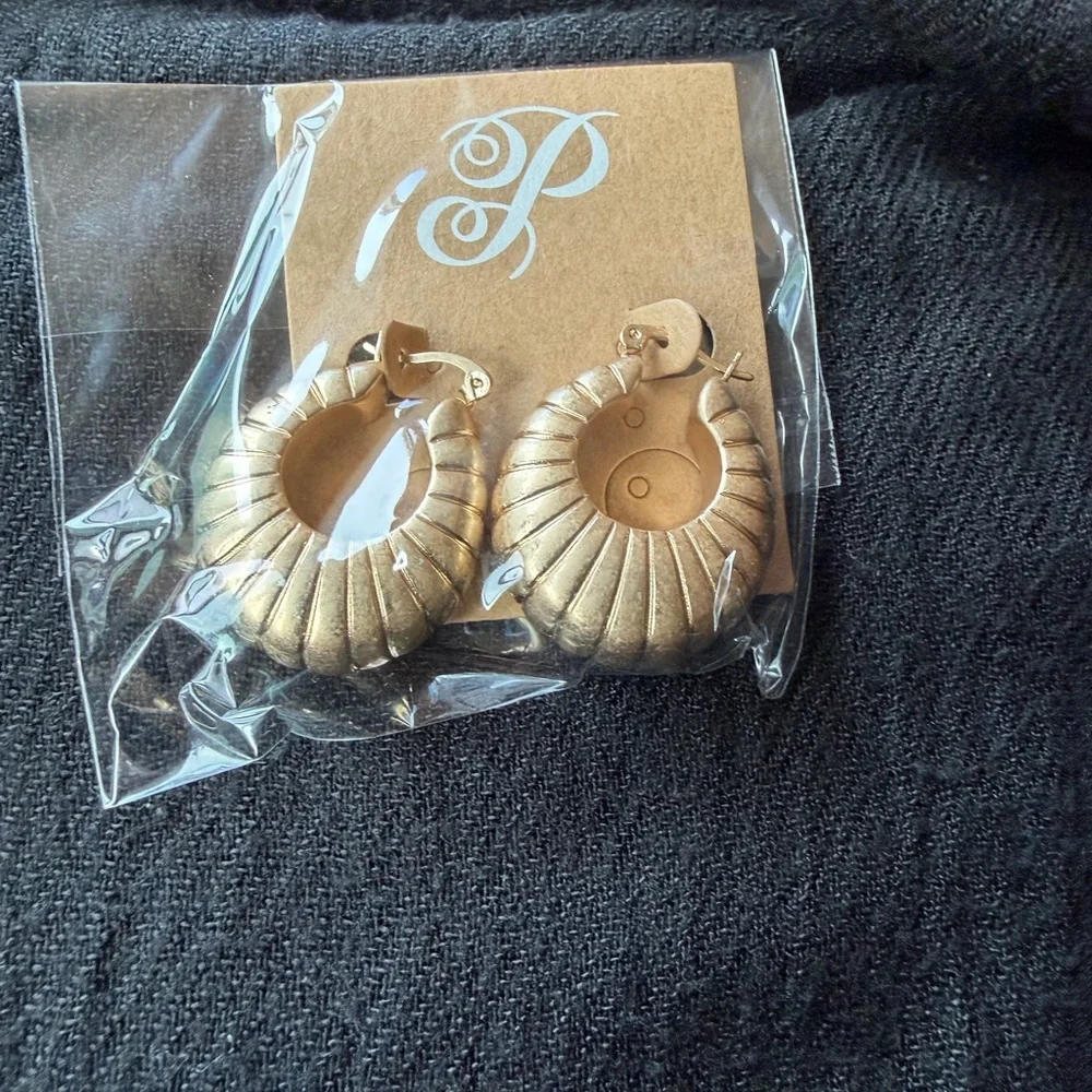 ‼️NWT Plunder Gold Ribbed Hoop Earrings